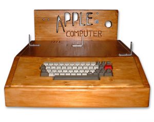 Apple I, un computer rivoluzionario ma esteticamente discutibile. Da notare il logo.