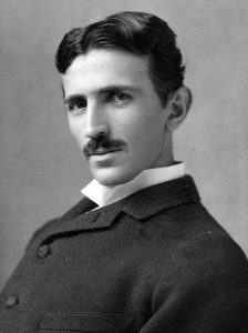 Nikola Tesla, l'uomo che ha cambiato il volto del XX secolo e protagonista di innumerevoli teorie del complotto.