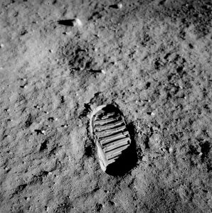 Impronta di “Buzz” Aldrin sulla regolite lunare. Immagine di pubblico dominio.