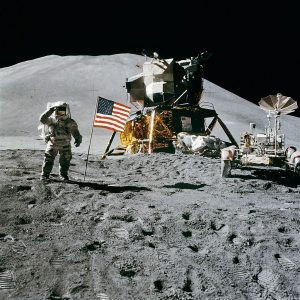 1024px-Apollo_15_flag,_rover,_LM,_Irwin