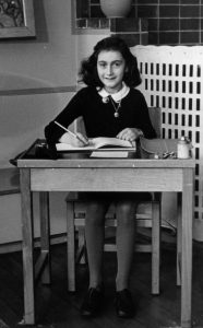 Anna Frank a scuola ad Amsterdam, nel 1940. Foto di Pubblico Dominio.