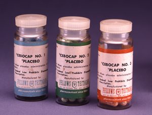 Prodotti per la somministrazione di placebo (immagine di pubblico dominio tratta dagli archivi del governo federale USA)