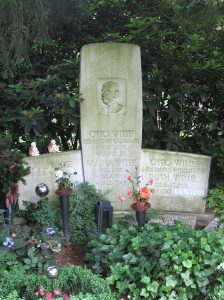 La tomba di Otto Witte, con l’incisione EHEM.KÖNIG V.ALBANIEN, presso il cimitero di Ohlsdorf (Amburgo) – Foto di Lumu, CC BY-SA 3.0