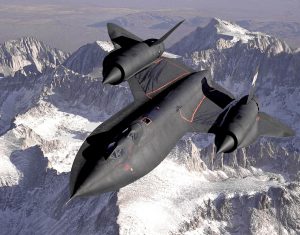 Un Lockheed SR-71B in volo; la versione B è dedicata all'addestramento dei piloti. Le strisce nere lucide sulla fusoliera sono causate da un precedente rifornimento in volo del carburante (Credit: Pubblico Dominio)