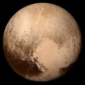 Un’immagine di Plutone, ottenuta combinando I dati ricevuti da New Horizon nel luglio 2015, a 450 mila chilometri dal pianeta. L’area scura in basso a sinistra è chiamata “Chtulhu Regio”. Pubblico Dominio.