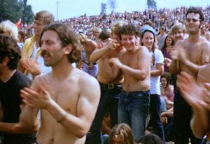 Una piccola porzione del pubblico di Woodstock nel giorno di apertura dell’evento. Foto di Derek Redmond and Paul Campbell/CC BY-SA 3.0