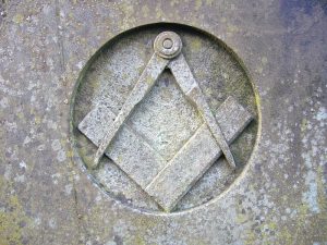 Squadra e compasso, il simbolo più celebre della massoneria, scolpite nella roccia di un edificio a Lancaster, nel Regno Unito (credit: Pubblico Dominio)