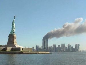 Le Torri Gemelle durante gli attentati terroristici dell'11 settembre 2001 (credit: Pubblico Dominio)