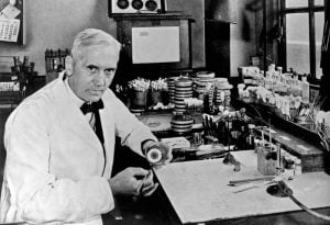 Sir Alexander Fleming mostra gli effetti della penicillina su una coltura batterica (credit: Photo by Universal History Archive/UIG via Getty Images)