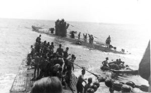 Fotografia scattata dall'U-156 durante le operazioni di salvataggio dei superstiti del RMS Laconia (credit: photo by Leopold Schuhmacher, Pubblico Dominio)