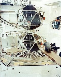 Due satelliti Vela (5A e 5B) in fase di costruzione (credit: Los Alamos National Laboratory, Pubblico Dominio)
