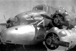 I due Avro Anson avvinghiati fra loro, dopo l’atterraggio di emergenza (credit: Australian War Memorial, Pubblico Dominio)