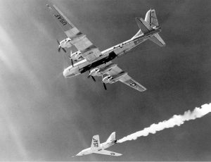 Un Bell X-2 immortalato poco dopo lo sgancio dal Boeing B-50 che lo ha portato in quota (credit: NACA Armstrong Photo Gallery, Pubblico Dominio)