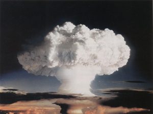 Il "fungo atomico" creato dalla detonazione di Mike, la bomba parte del progetto Ivy (credit: Official CTBTO Photostream, Pubblico Dominio)