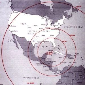 La cartina mostra il raggio d'azione dei missili nucleari previsti nel progetto che causò la crisi di Cuba nel 1962. L'immagine, in miglia nautiche, fu utilizzata all'epoca dalla CIA (credit: The John F. Kennedy Presidential Library and Museum, Boston - Pubblico Dominio)