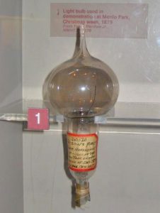 Il primo modello di lampadina prodotto da Edison nel 1979 (credit: Alkivar/ClassStudio.com, CC BY-SA 3.0)
