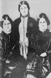 Le sorelle Fox. Da sinistra a destra: Margaret, Kate e Leah (credit: Pubblico Dominio)