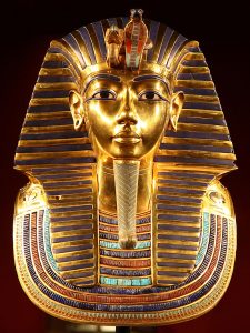 La spettacolare maschera mortuaria di Tutankhamon (credit: photo by Carsten Frenzl / TUT-Ausstellung_FFM_2012_47, CC BY 2.0)