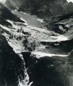 Un’immagine della diga del Vajont dopo la frana del Toc (credit: archivio repubblica, http://temi.repubblica.it/UserFiles/corrierealpi-diga-del-vajont-1963-2013-il-cinquantenario/Image/FRANAdopo.jpg)