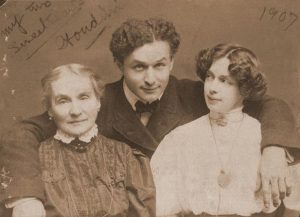 Harry Houdini insieme alla madre Cecilia Steiner Weiss, la cui morte lo spingerà ad approfondire l'argomento delle sedute spiritiche, e alla moglie Beatrice (credit: Pubblico Dominio)