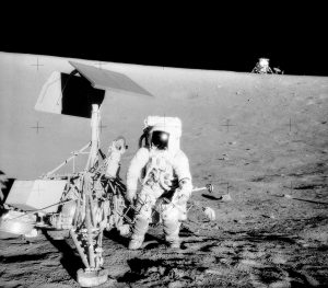 Il comandante di Apollo 12, Pete Conrad in piedi a fianco del lander che ha portato la missione sulla luna (credit: photo by Alan Bean, Pubblico Dominio)