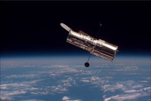 Il telescopio spaziale Hubble, fotografato dallo Space Shuttle Discovery nel 1997 (credit: Pubblico Dominio)