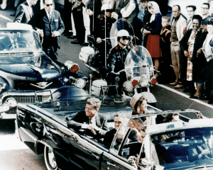 Kennedy sulla limousine in Main Street, poco prima della svolta verso Dealey Plaza, dove troverà la morte (credit: Penn Jones Photographs. Baylor University Collections of Political Materials. Waco (Texas); Pubblico Dominio)