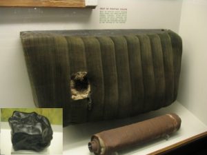 Il primo caso conosciuto di oggetto umano colpito da un meteorite: il sedile e la marmitta di una Pontiac Coupe danneggiati nel settembre 1938 a Bendl, Illinois (credit: Shsilver/Wikipedia, CC BY-SA 3.0)