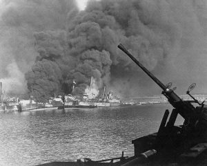 Alcune navi in fiamme appena dopo l'attacco tedesco al porto di Bari del 1943; ne affonderanno in tutto 24 (credit: Pubblico Dominio)