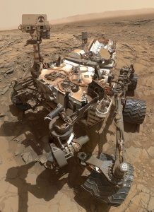 Un "selfie" di Curiosity (in realtà una fotocomposizione di molte immagini scattate il 6 ottobre 2015) scambiata da alcuni teorici del complotto per un falso, poiché sembra che l'autore della foto sia esterno al rover (credit: NASA, Pubblico Dominio)