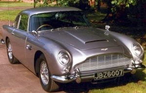 Una Aston Martin DB5, l'auto su cui, nella leggenda, si presume fosse Paul McCartney al momento dell'incidente mortale (credit: Chilterngreen da de.wikipedia.org, CC BY-SA 3.0)