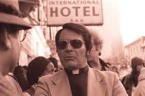 Il reverendo Jim Jones nel 1977 (credit: Nancy Wong, CC BY-SA 3.0)
