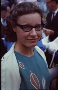 Susan Jocelyn Bell, fotografata qualche mese prima dell'eccezionale scoperta della prima pulsar (credit: Roger W Haworth, CC BY-SA 2.0)