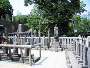 La tomba dei 47 ronin a Tokyo, presso il tempio Sengaku-ji (credit: Stéfan Le Dû/Wikipedia, CC BY-SA 2.5)