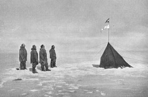 La spedizione di Roald Amundsen osserva la bandiera norvegiese appena piantata sul Polo Sud (credit: Pubblico Dominio)