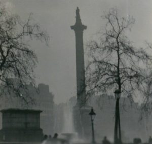 La colonna di Nelson, oscurata dalla nebbia che già si sta addensando nei primissimi giorni del dicembre 1952 (credit: N.T. Stobbs, CC BY-SA 2.0)