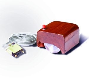 Il primo prototipo di "mouse" per computer, ideato da Douglas Engelbart (credit: SRI International, CC BY-SA 3.0)