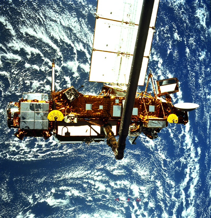 STS-48 ONBOARD PHOTO-UARS (UPPER ATMOSPHERE RESEARCH SATELLITE) DEPLOYED.
