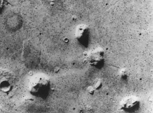 Porzione della regione di Cydonia, fotografata dal Viking 1. La "Faccia di Marte" appare al centro, in alto. (NASA, Pubblico Dominio)