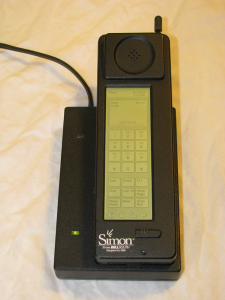 Un'immagine del telefono cellulare IBM Simon in carica sulla sua base (credit: Bcos47/Wikipedia, Pubblico Dominio)